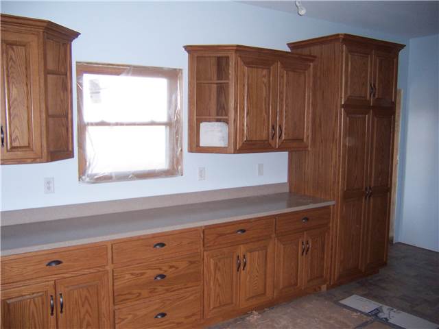 Cabinet style - standard reveal / Door style - raised panel, miter corner / Slab drawer fronts